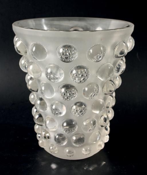 Vase «Mossi» en verre moulé-pressé à motif de cabochons hémisphériques sur fond satin