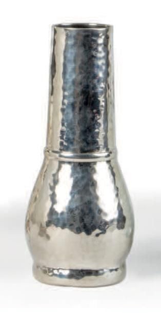 VASE OBLONG en argent martelé (minimum 800 ‰), la base du col ceinturée d'un anneau liss