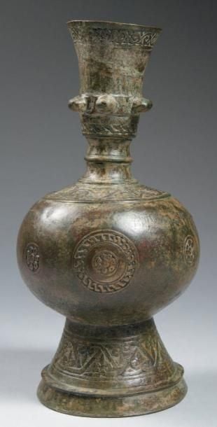Vase ou aspersoir en bronze Bronz