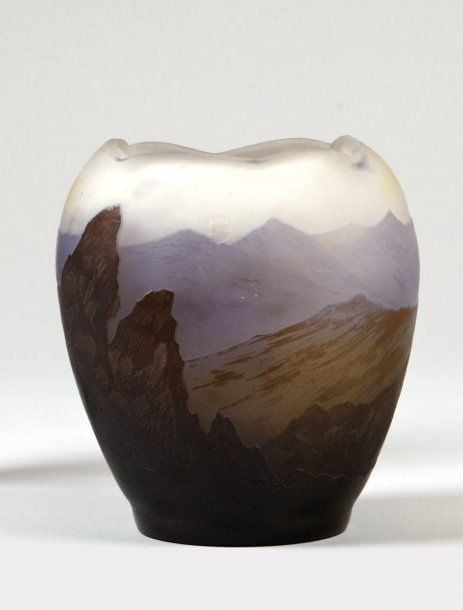 Vase ovoïde à corps plat et col rentré rectangulaire découpé à chau