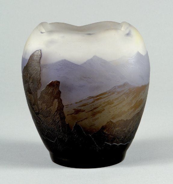 Vase ovoïde à corps plat et col rentré rectangulaire découpé à chau