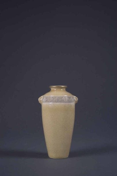 Vase ovoïde allongé à lèvre évasée en faïence de Satsum