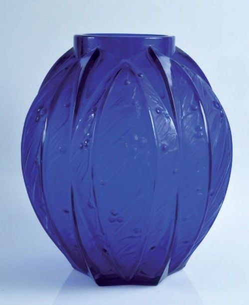 Vase ovoïde en verre bleu en partie satiné, moulé de côtes à feuilles de laurie