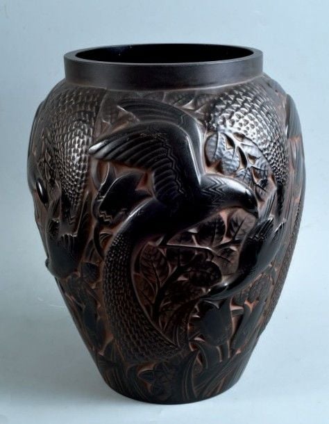 Vase ovoïde en verre noir à fond satiné brun, moulé à motif d'oiseaux de paradis branché