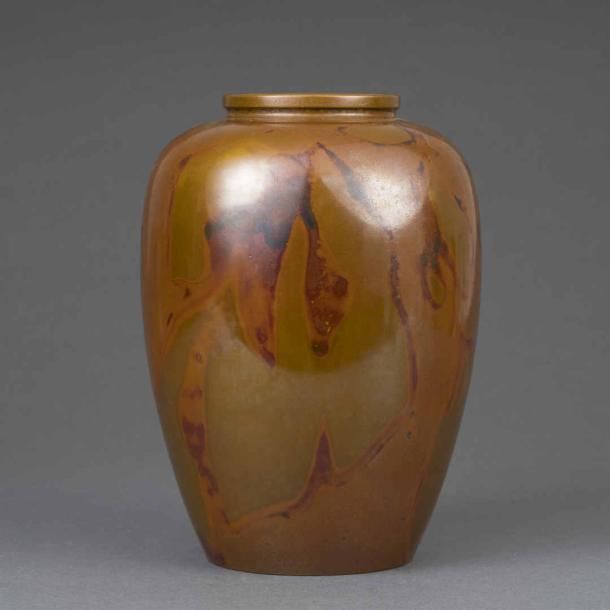 VASE OVOIDE ETIRE EN BRONZE A PATINE MARBREE DANS LES TONS OCRES ET ORANGES Japon, Epoque XXe siècle, Période Showa Il est signé au dessous à deux caractères insculpté