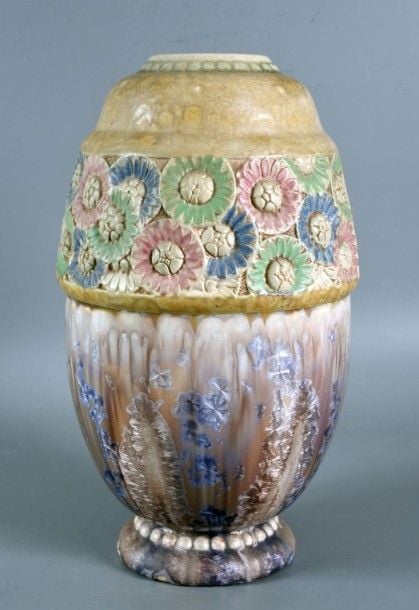 Vase ovoïde sur piédouche en grès à fond beige flammé brun, décor irisé et bandeau de fleurs colorée