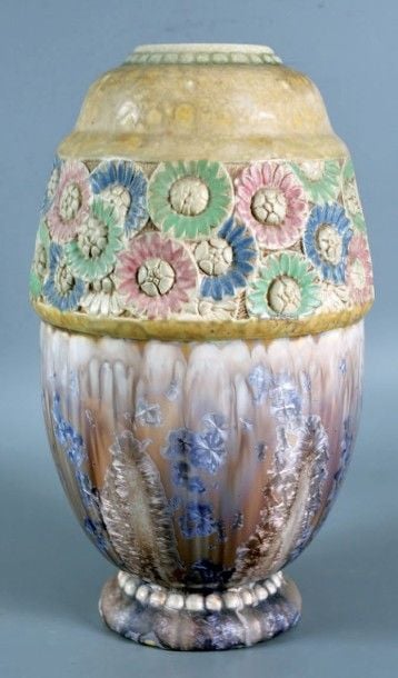 Vase ovoïde sur piédouche en grès à fond beige flammé brun, décor irisé et bandeau de fleurs colorée