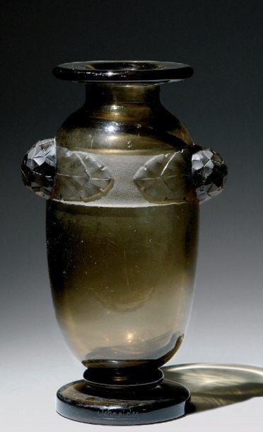 Vase ovoïde sur talon rond et col galbé ouvert et pla