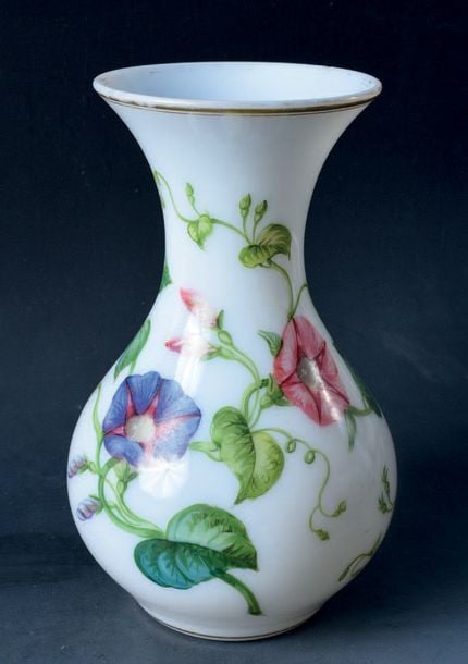 Vase pansu en opaline de cristal blanche à décor polychrome de guirlande de liseron