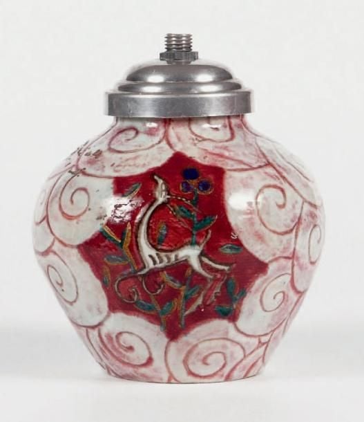 VASE PIED DE LAMPE en céramique émaillée à décor de nuages roses et de trois médaillons à décor d'antilopes dans la végétatio