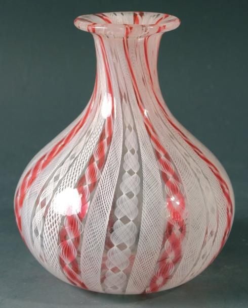 Vase piriforme à décor de torsades filigranées blanches alternées de torsades blanches et rose