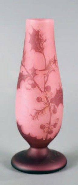 Vase piriforme à piédouche en verre rose satiné; décor de feuilles de houx dégagé à l'acid