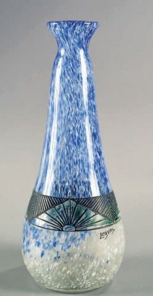 Vase piriforme allongé en verre jaspé bleu et blanc, bandeau médian à motifs géométriques sur fond noi