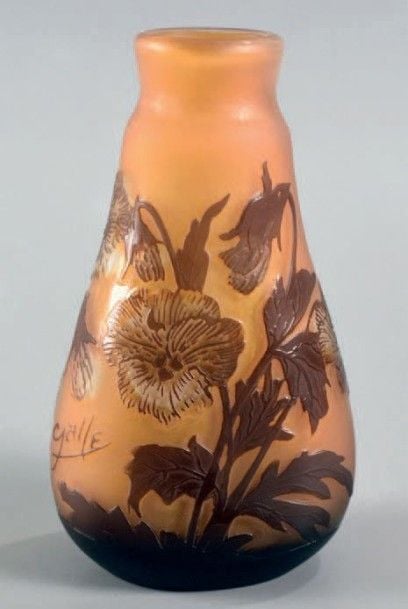 Vase piriforme de forme gourde en verre ambre satiné, décor de fleurs marron dégagé à l'acid