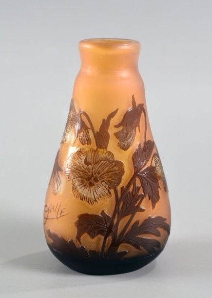 Vase piriforme de forme gourde en verre ambre satiné, décor de fleurs marron dégagé à l'acid
