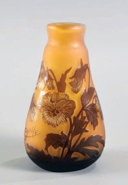 Vase piriforme de forme gourde en verre ambre satiné, décor de fleurs marrons dégagé à l'acid