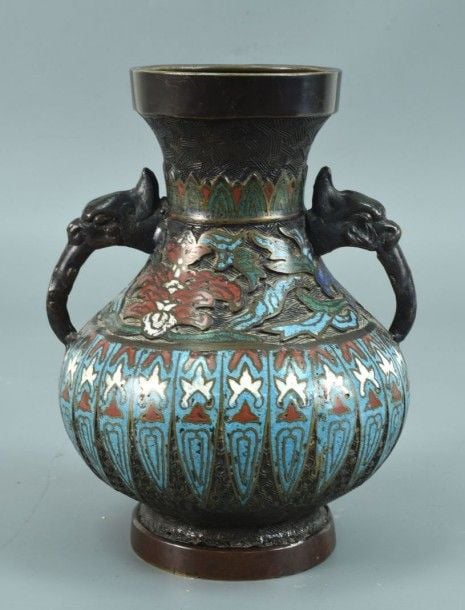 VASE PIRIFORME EN BRONZE A DECOR CHAMPLEVE DE FLEURS ET ANSES FORMANT PHENIX Japon, période Meiji, circa 1900 - Marque sigillaire à six caractères au dessous H: 21,8 cm A CHAMPLEVE BRONZE PHENIX HANDLES "FLOWER" PEAR-SHAPED VASE Japan, Meiji period, circa 1900 - Six-character seal-mark to the bottom