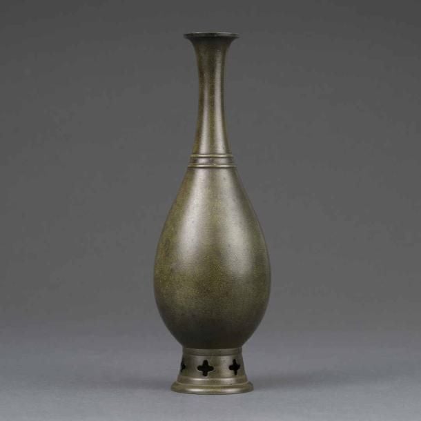 VASE PIRIFORME EN BRONZE A PATINE " VERT DE GRIS " Japon, Epoque XXe siècle, Période Showa A piédouche ajouré de trèfles, panse ovoïde à deux anneaux, col tubulaire, lèvre évasé