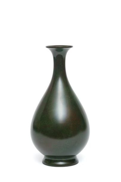 VASE PIRIFORME EN BRONZE A PATINE VERTE PAR SUGANO HOUN (1946-)