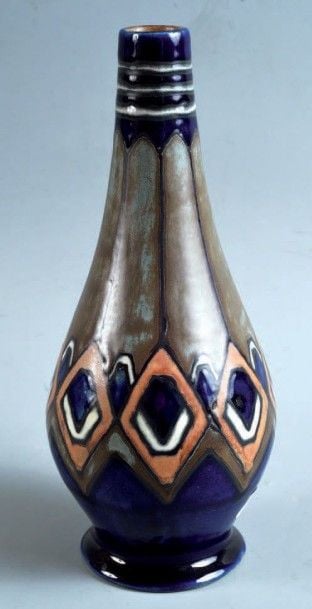 Vase piriforme sur piédouche à décor géométrique sur fond bleu et vert-bru