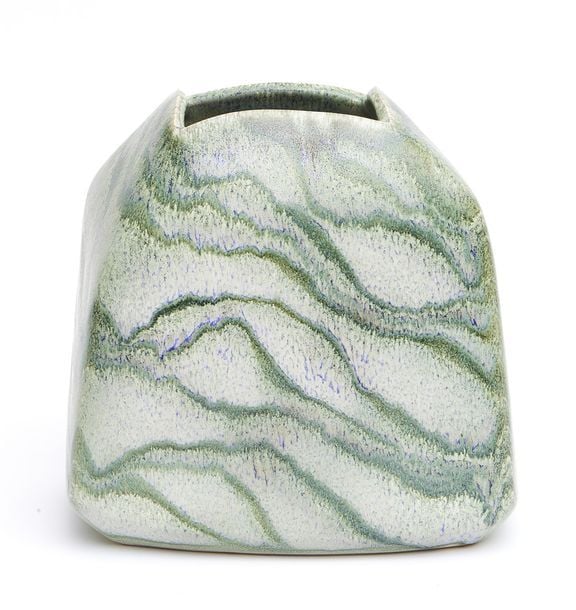 Vase plus ou moins carré en grès, à décor de lignes arquées vertes et blanches (et bleu très clair), par Suzuki Kenji (1935-2010