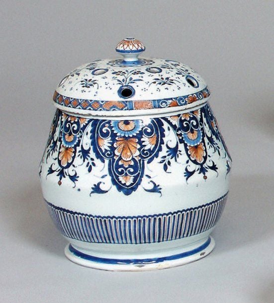 Vase pot pourri décoré en bleu et rouge d'une large bande de lambrequins fleuris, de godrons et filets sur la bas