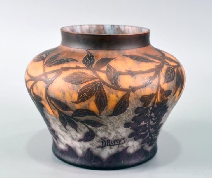 Vase potiche en verre jaspé blanc, brun et orangé à décor de glycines brunes dégagé à l'acide (fine égrenure à la base
