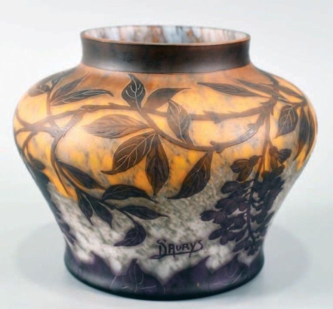 Vase potiche en verre jaspé blanc, brun et orangé à décor de glycines brunes dégagé à l'acide (fine égrenure à la base