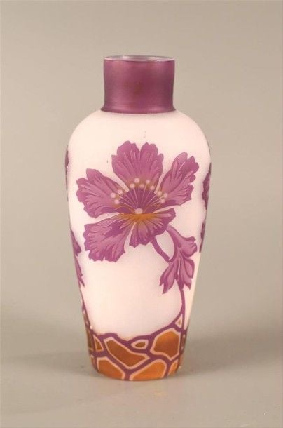 Vase potiche en verre satiné blanc, décor de fleurs violettes et ambre dégagé à l'acid