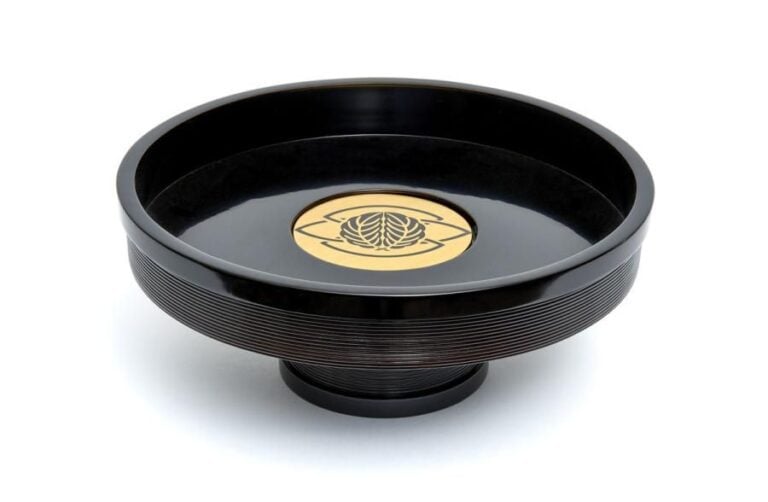 Vase pour arrangement de fleur ikebana de forme ronde et garni de laque noir