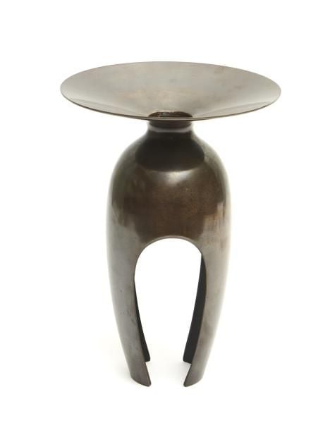 Vase pour arrangement de fleur ikebana en bronze brillant avec une bordure évasée et deux pieds courbé