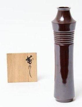 Vase pour arrangement de fleurs ikebana de forme cylindrique en bronze à nervures et à patine brillante de couleur sombr