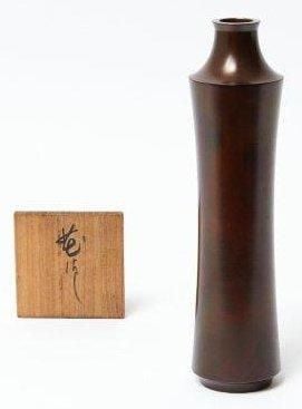 Vase pour arrangement de fleurs ikebana de forme cylindrique en bronze à patine brillante de couleur sombr
