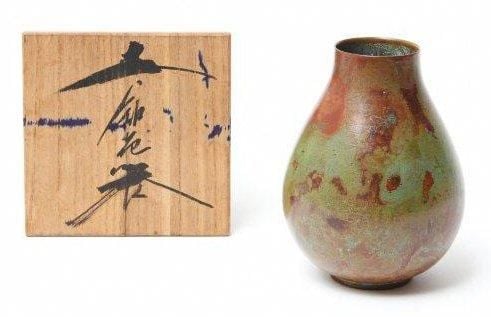 Vase pour arrangement de fleurs ikebana de forme globulaire et en bronze à patine verte et marron-roug