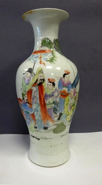 VASE QUEUE DE PHENIX EN PORCELAINE A DECOR EMAILLE POLYCHROME, FENGWEIZUN
