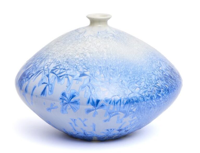 Vase rond globulaire à col étroit, décoré d'un motif abstrai