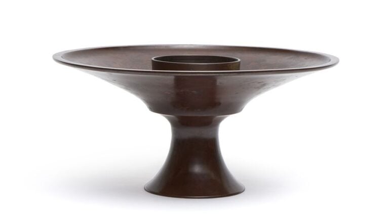 Vase rond usubata en bronze marron brillant sur pied incurvé et garni d'une large bordur