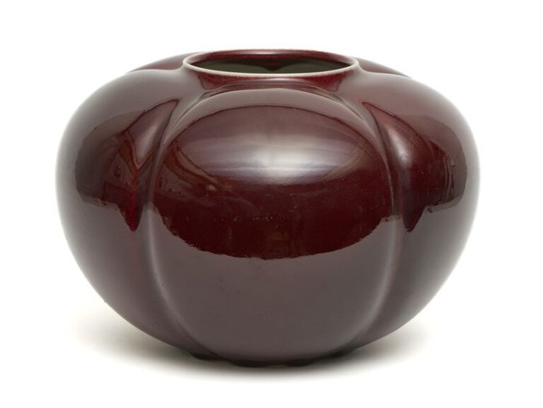 Vase rouge foncé en forme de gourde par le potier contemporain Isobe Yoshit