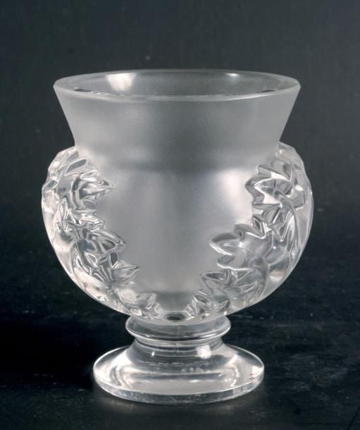 Vase «Saint-Cloud», à piédouche, en verre moulé partiellement satiné à motif de feuilles d'acanthe