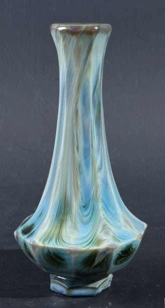 Vase soliflore à piédouche en lithyaline jaspée bleu-vert et brune, taillée à côtes plate