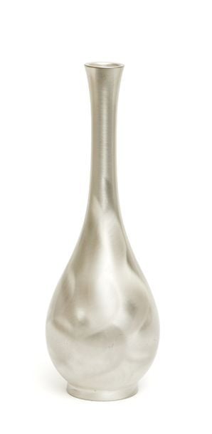 Vase soliflore en argent brossé dont le col représente ce qu'on appelle un cou de grue Alpaga sur pied pour arrangements floraux ikeban