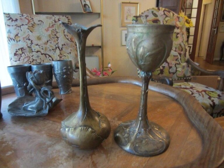 Vase soliflore en bronze à décor floral