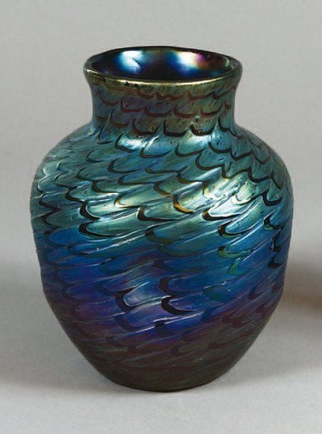 Vase sphérique à corps cabossé et col annulaire réalisé en verre irisé bleu à motifs de plumage à reflets métallique