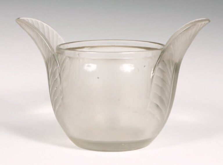 Vase Tristan (1928) Epreuve en verre soufflé moulé satiné mat et brillant à anses pleines appliquées à chau