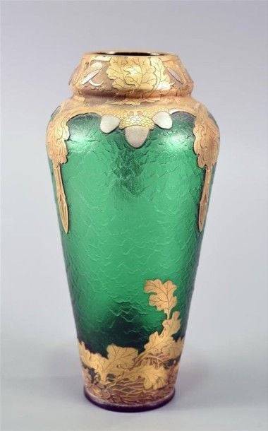 Vase tronconique à col bulbé en verre vert givré, décor de feuilles de chêne et de glands dégagé à l'acide, doré et argent