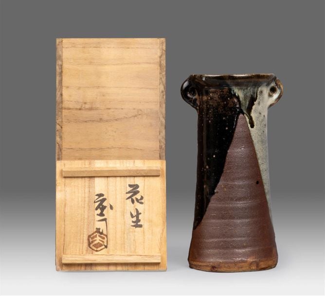 VASE TRONCONIQUE A OREILLES EN GRES PAR SHOJi Hamada / ???? (1894-1978)
