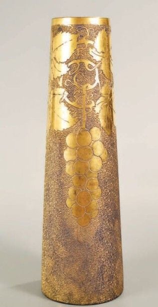 Vase tronconique élancé en verre bleu à fond de résille dorée imprimée à l'acide; décor de grappes de raisin et de feuilles de vignes dégagées à l'acide et dorée