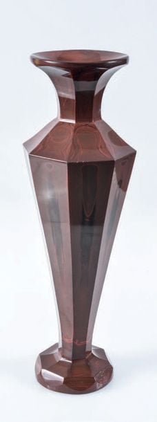 Vase tronconique en lithyaline rouge marbrée imitant l'agate, taillée à côtes plate