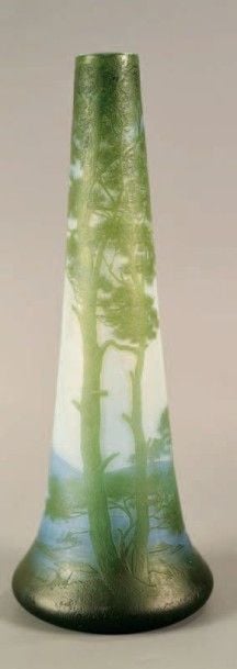 Vase tronconique en verre à fond satiné blanc; décor de paysage lacustre dégagé à l'acid