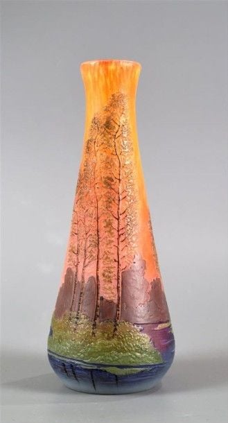 Vase tronconique en verre jaspé jaune et orangé à décor dégagé à l'acide représentant un paysage lacustr